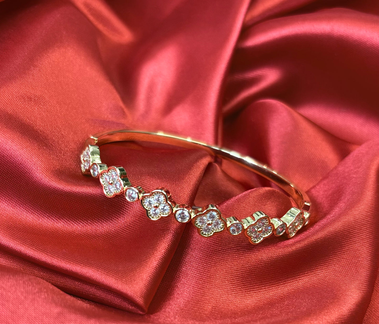 Clover Motif Bangle