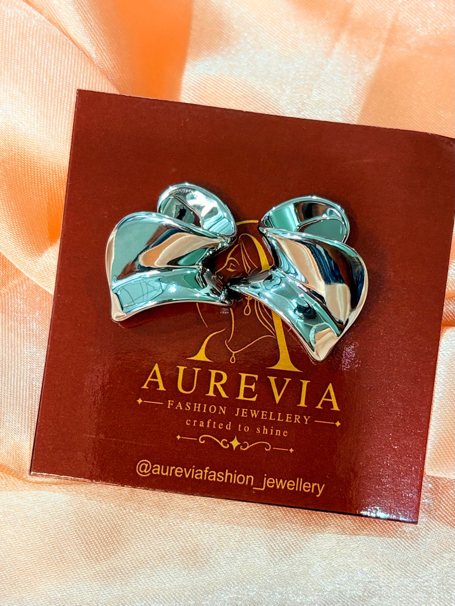 ABSTRACT TWISTED RIBBON STUD