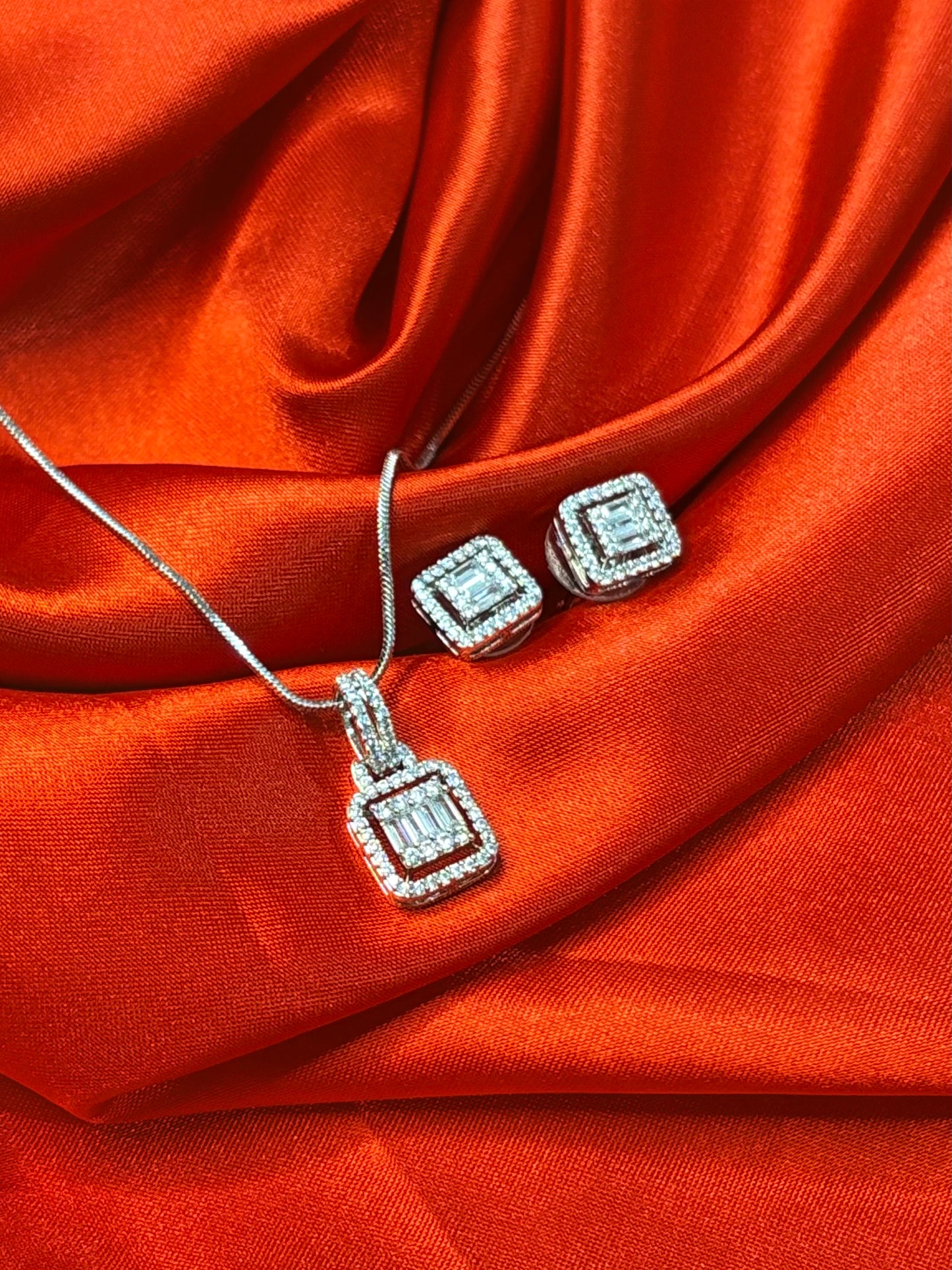 CRYSTAL SQUARE COMBO WITH EARRING