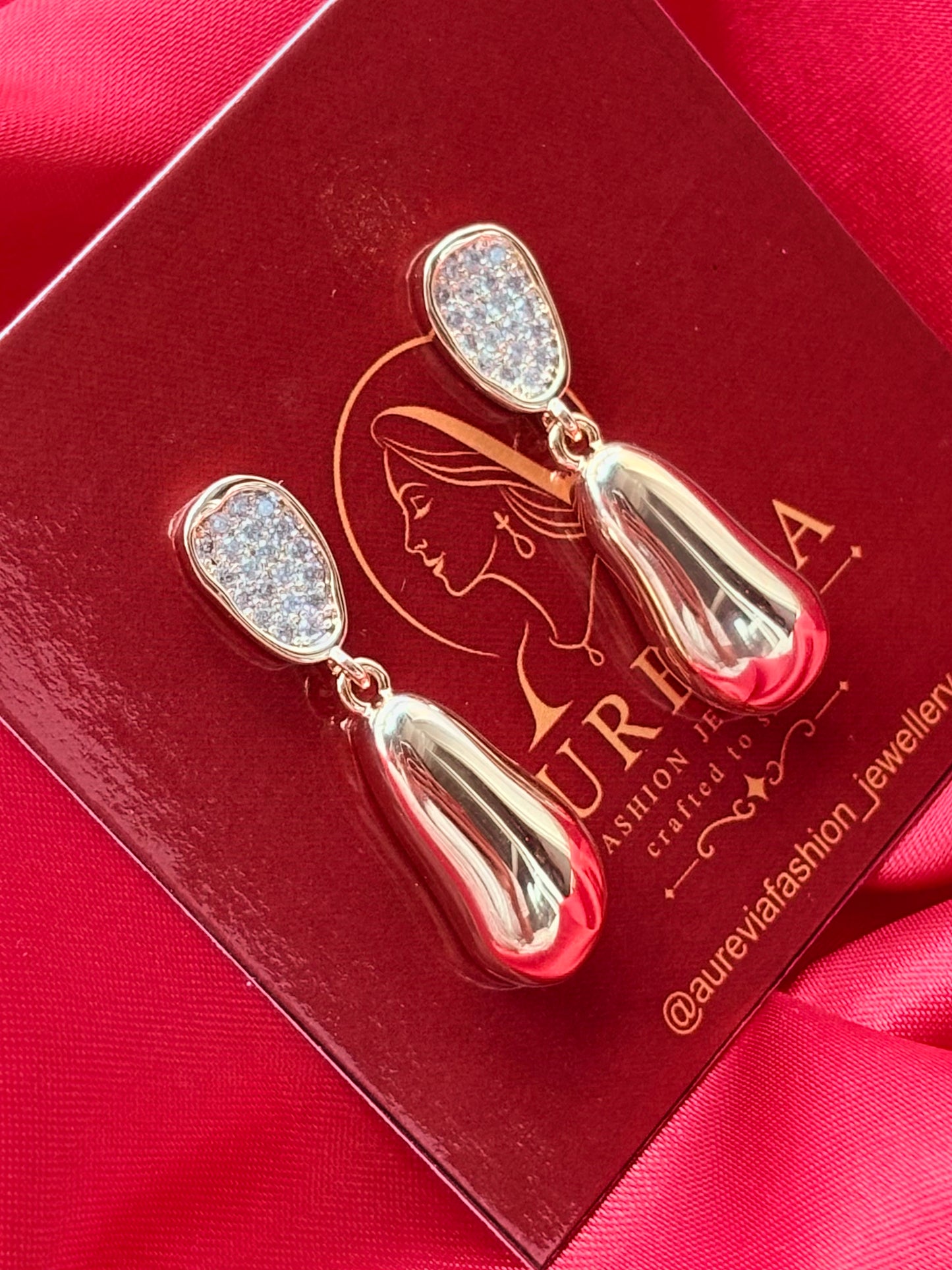 POLISHED GOLD TONE METAL DROP