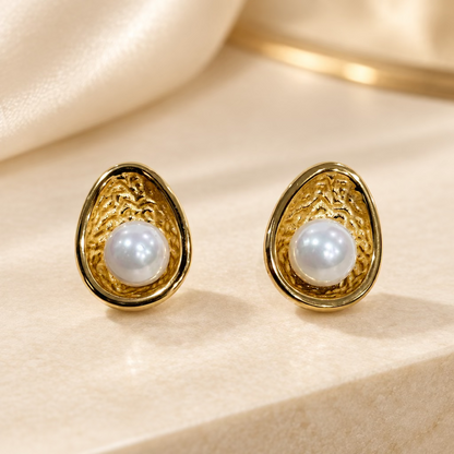 Gold-toned white pearl stud