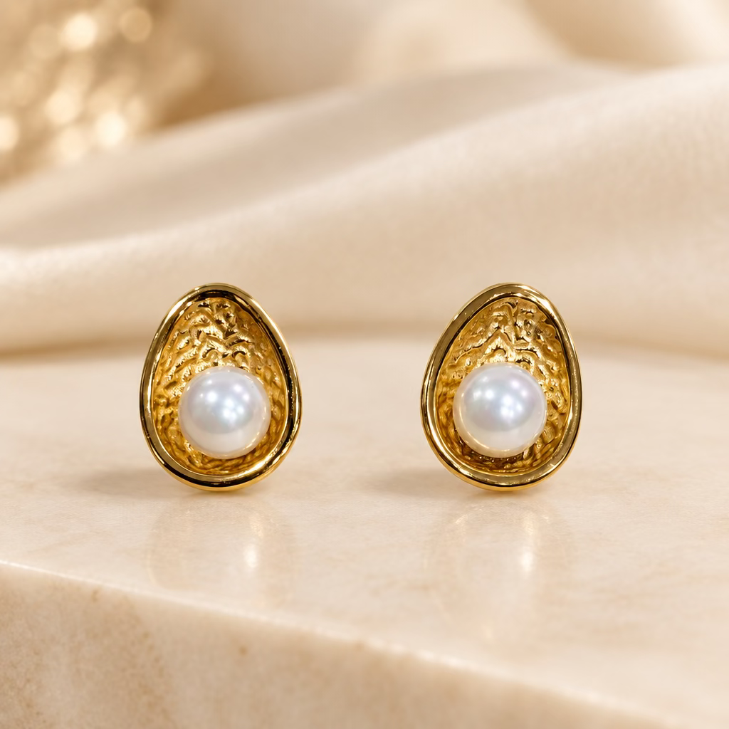 Gold-toned white pearl stud