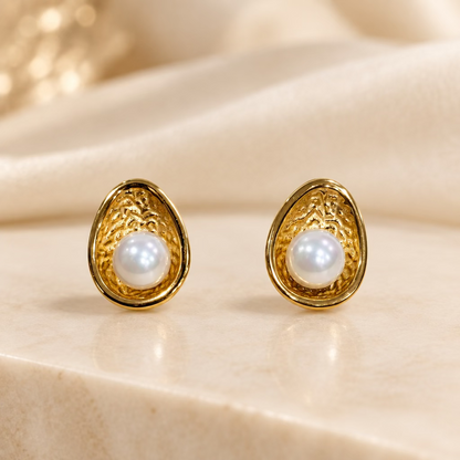 Gold-toned white pearl stud