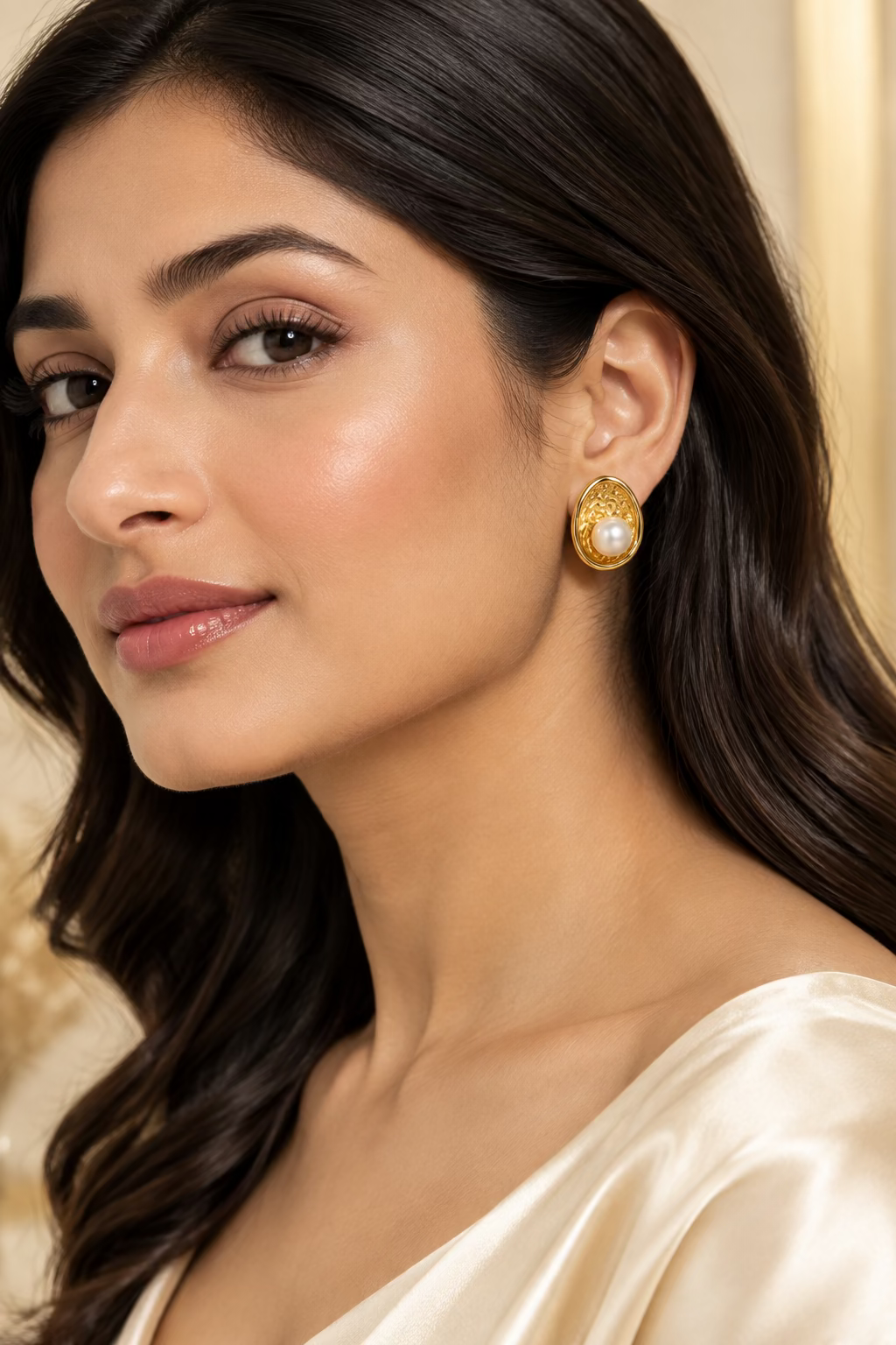 Gold-toned white pearl stud