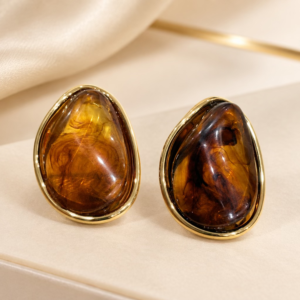 Teardrop-shaped Stud