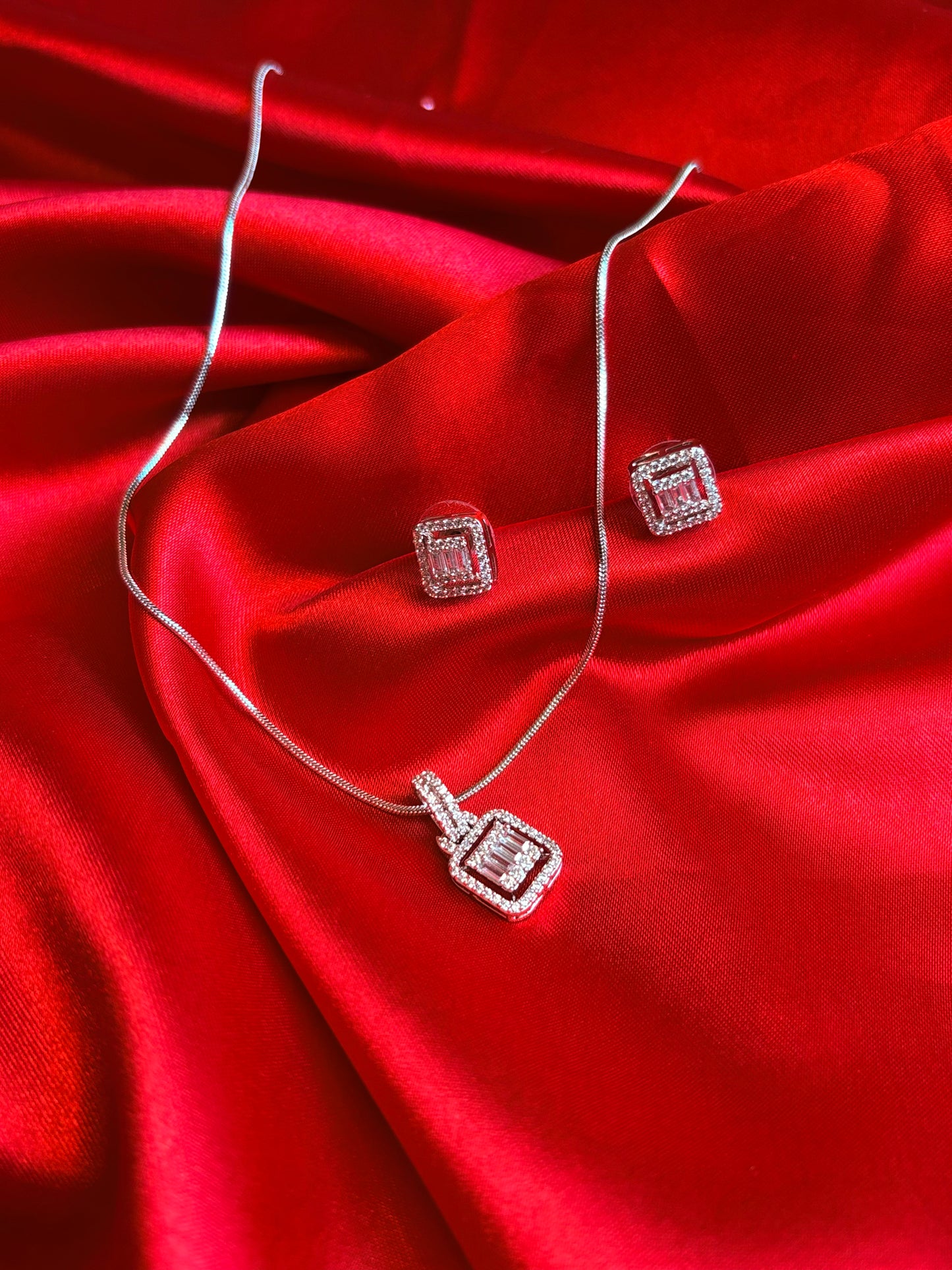 CRYSTAL SQUARE COMBO WITH EARRING