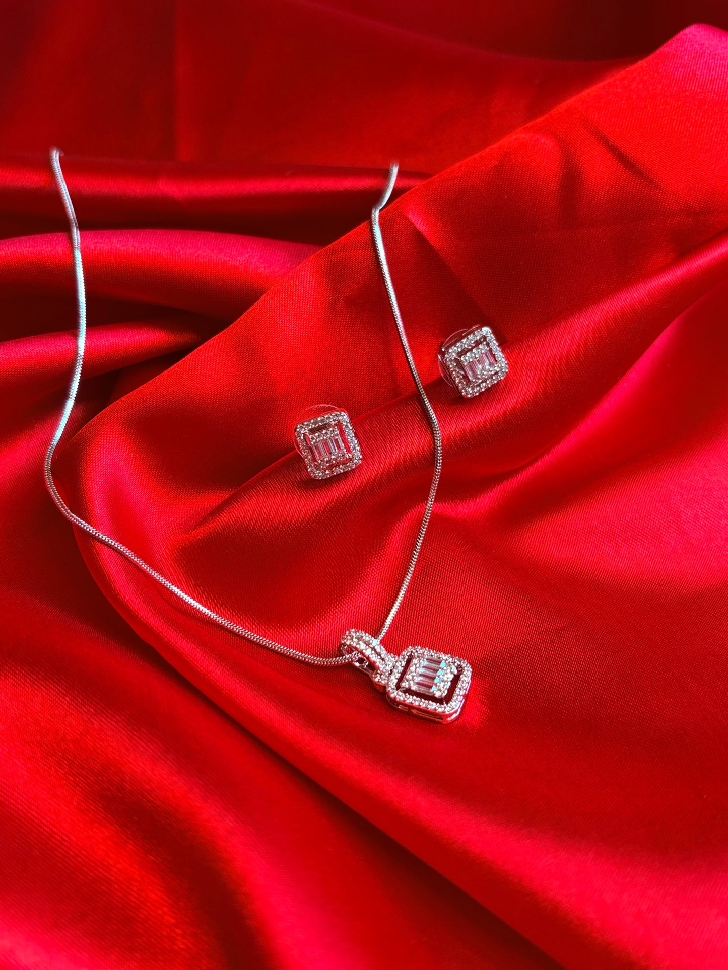 CRYSTAL SQUARE COMBO WITH EARRING