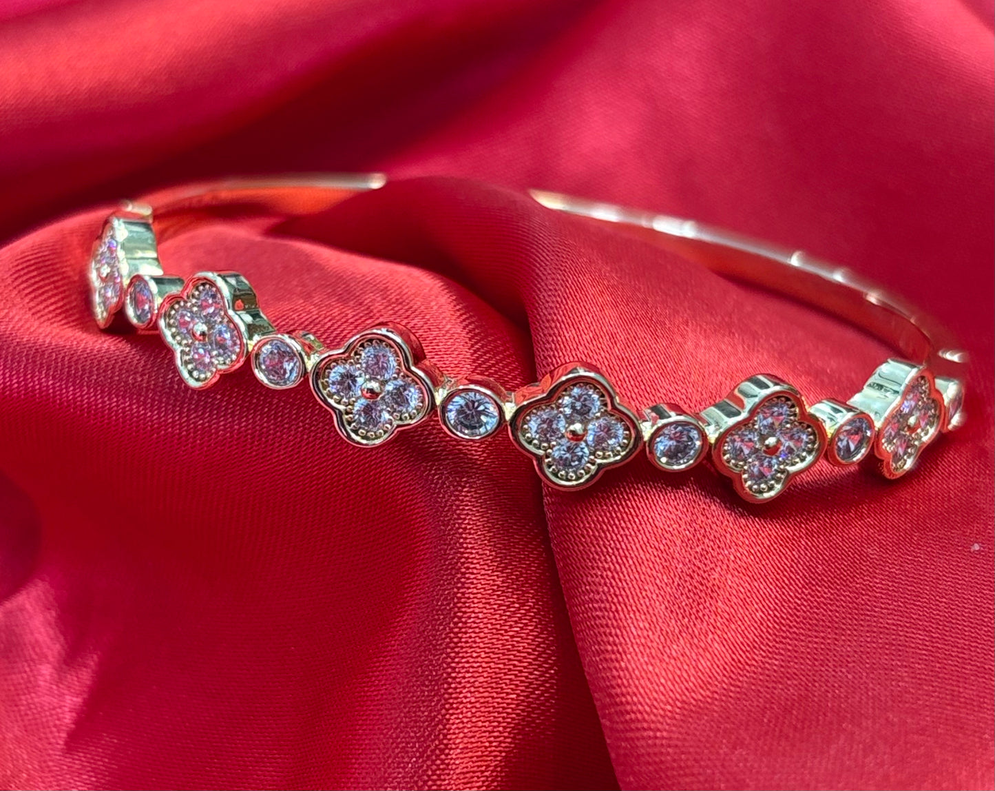 Clover Motif Bangle