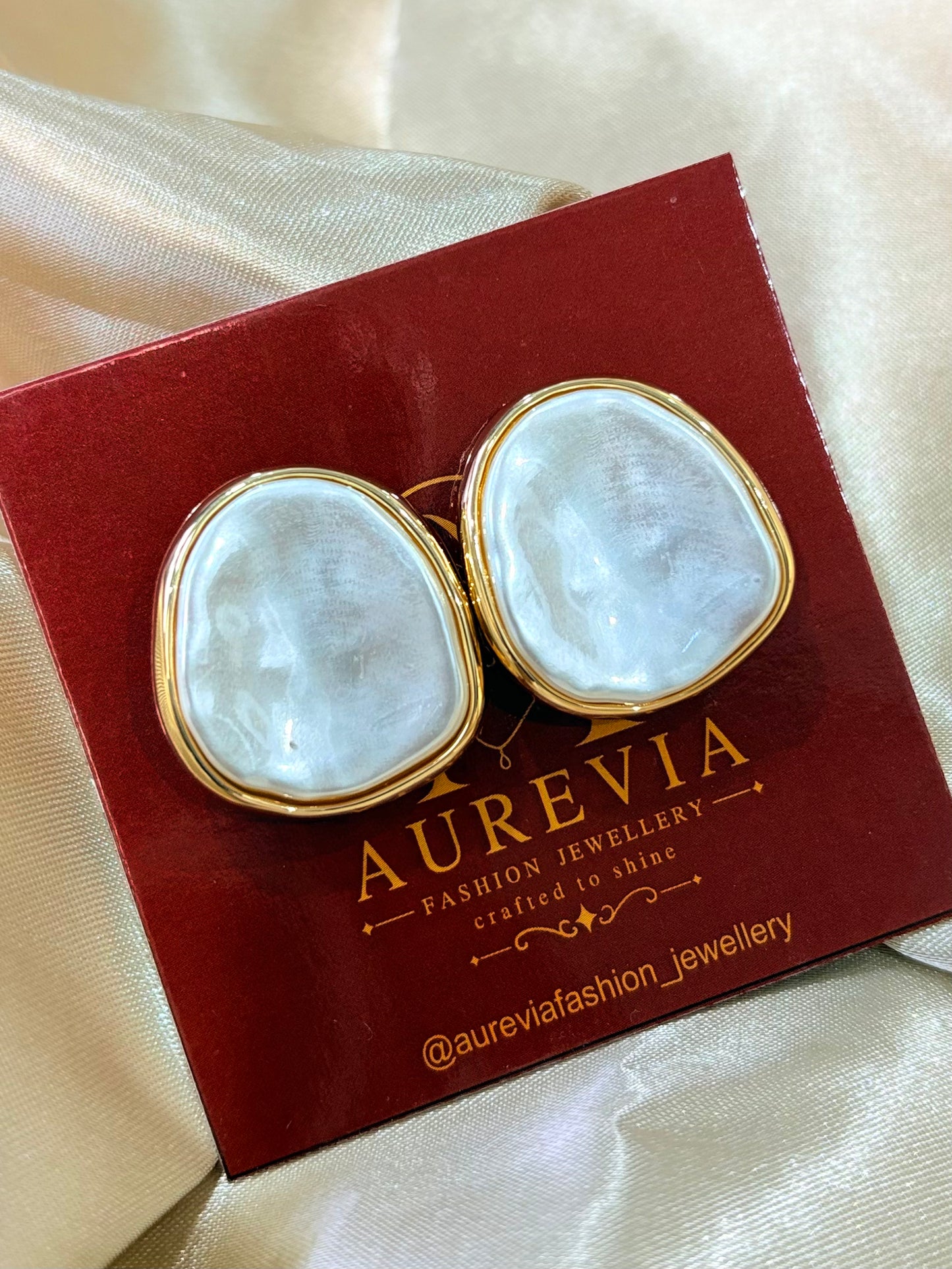 ORGANIC OVAL STUD
