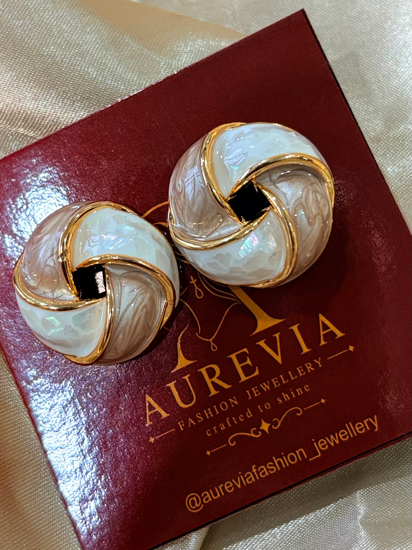 SWIRL KNOT BROOCH STUD