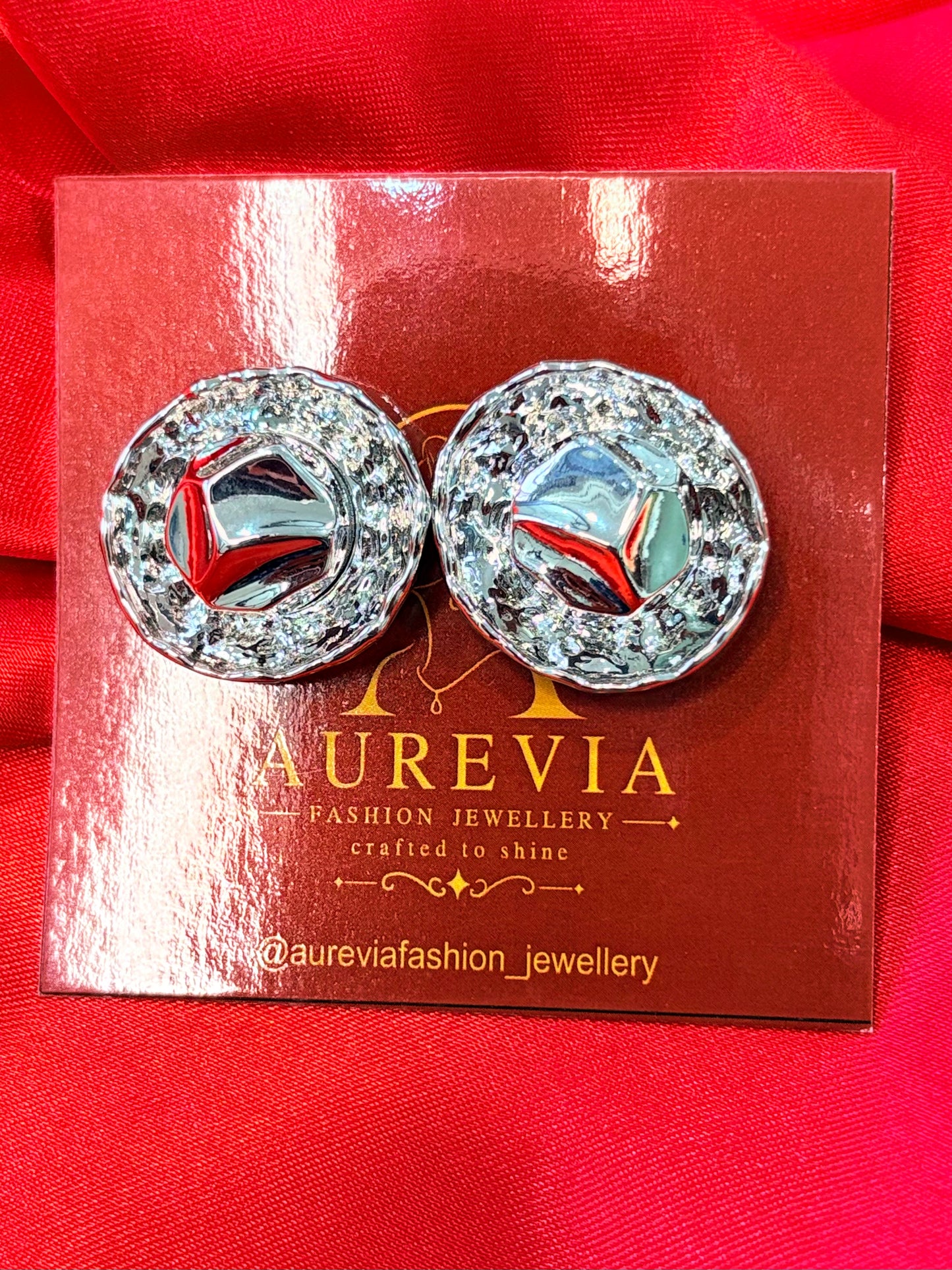 Textured round button studs