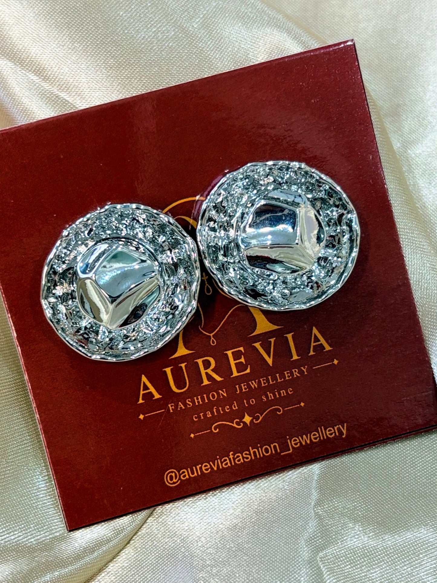 Textured round button studs