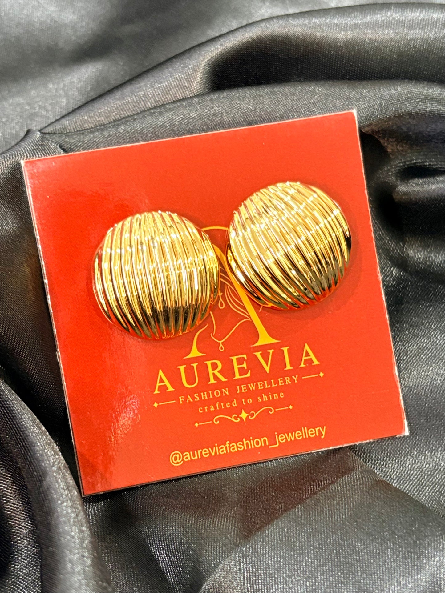 RIBBED DOME STUD