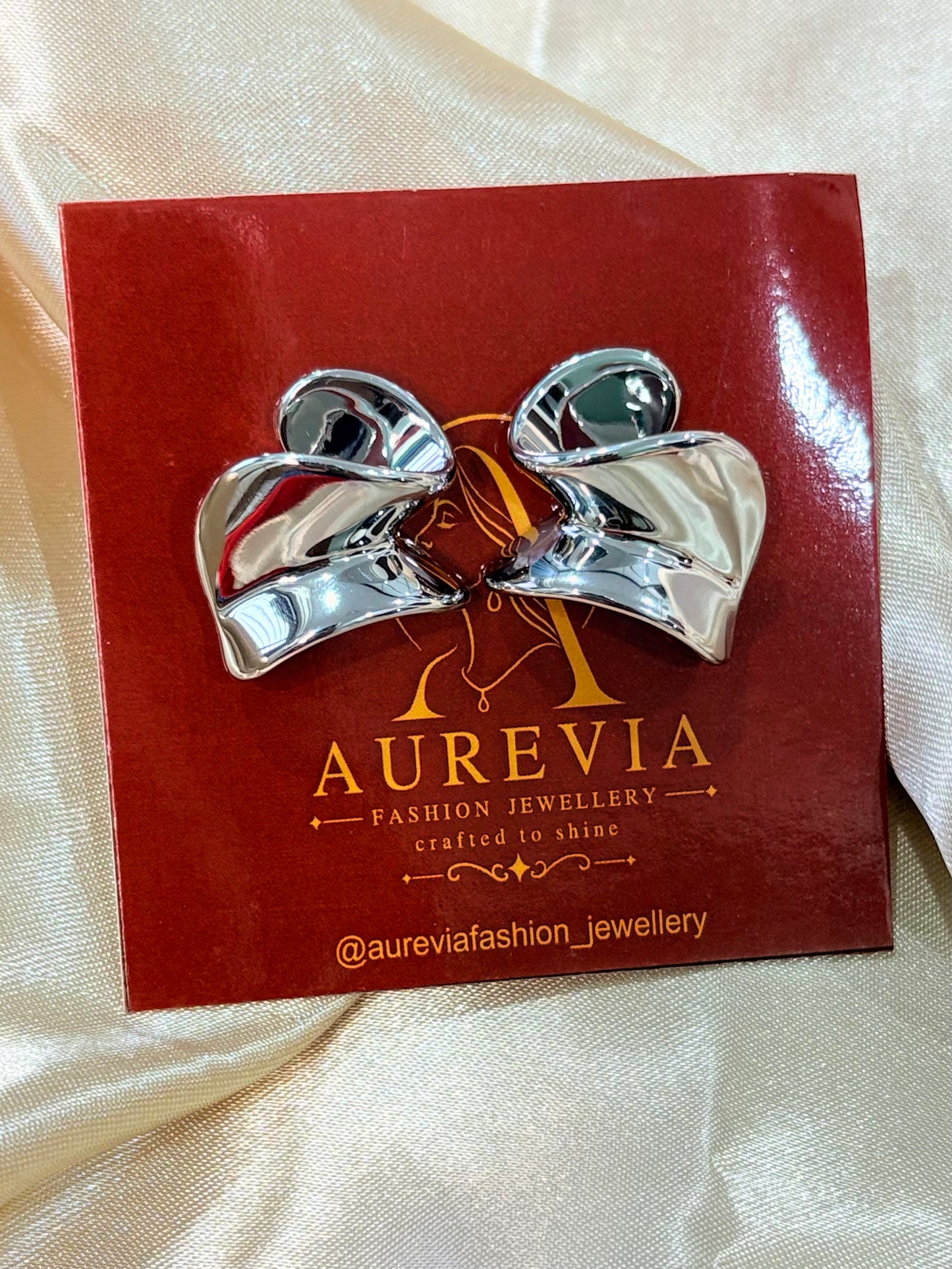 ABSTRACT TWISTED RIBBON STUD