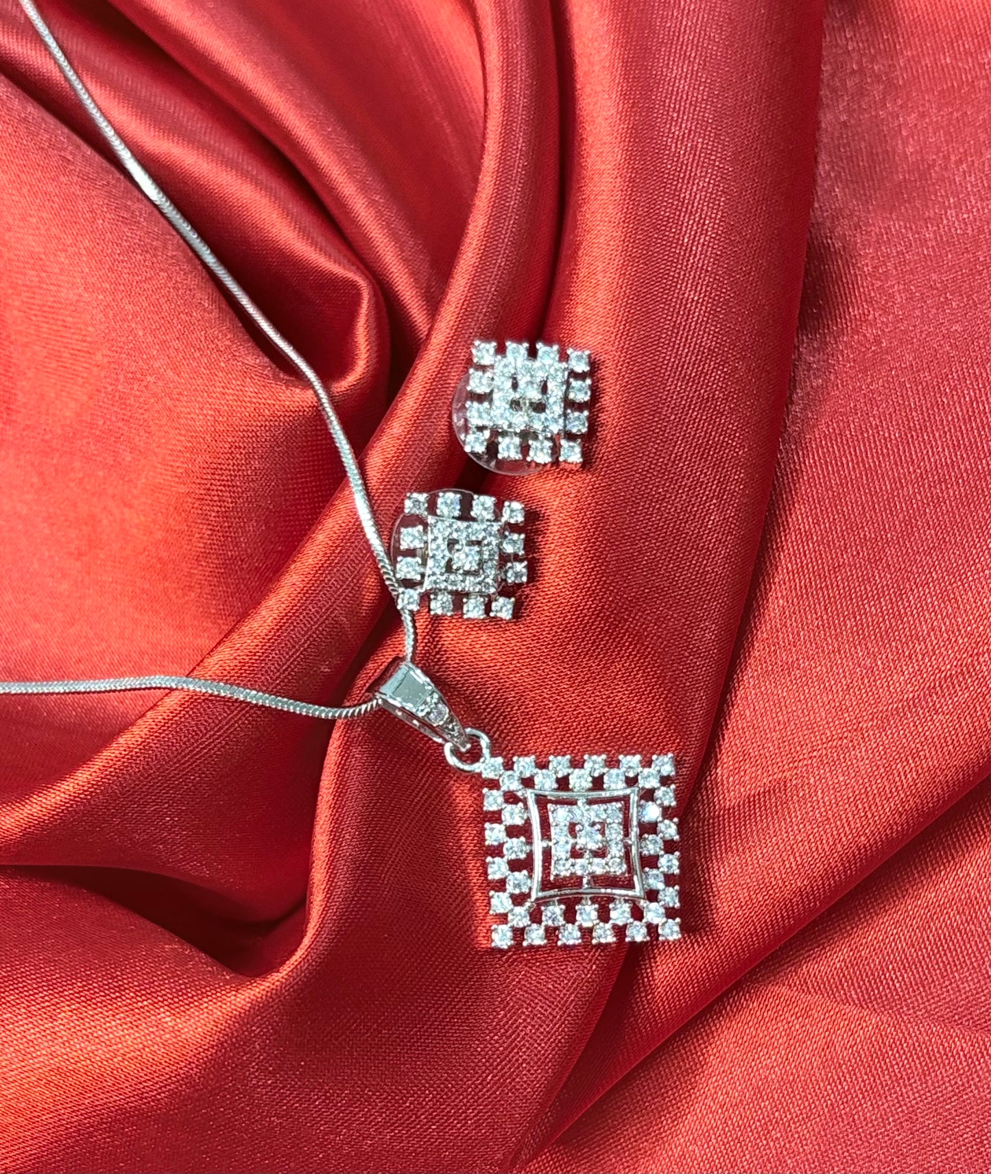 CRYSTAL CUBIQUE COMBO WITH EARRINGS