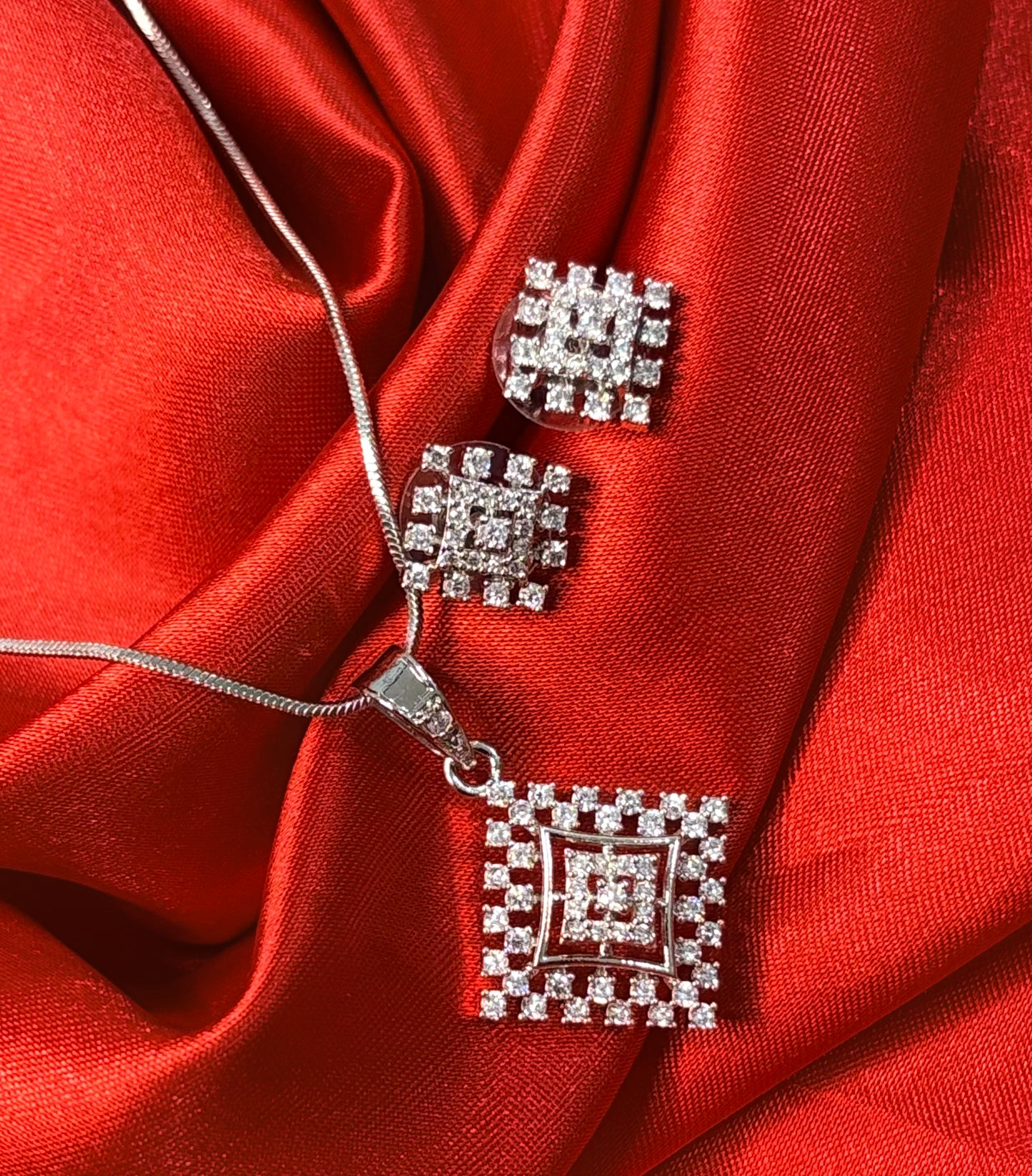 CRYSTAL CUBIQUE COMBO WITH EARRINGS