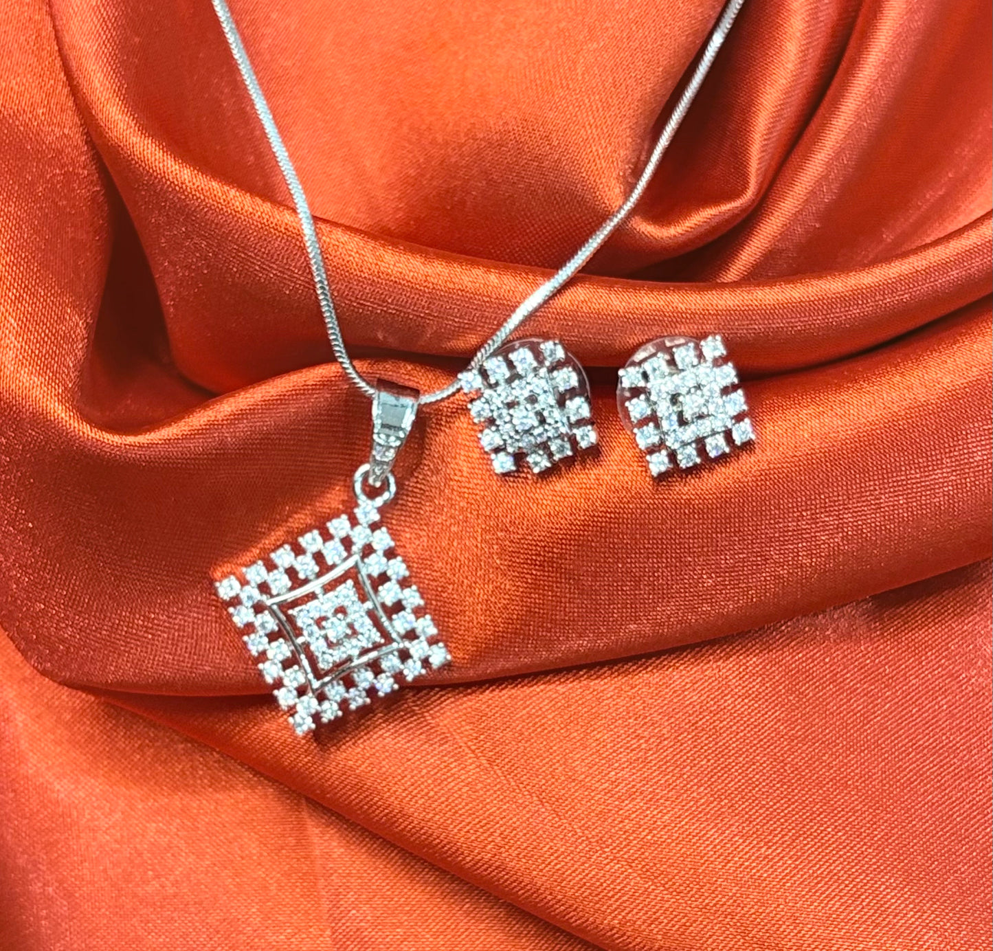 CRYSTAL CUBIQUE COMBO WITH EARRINGS