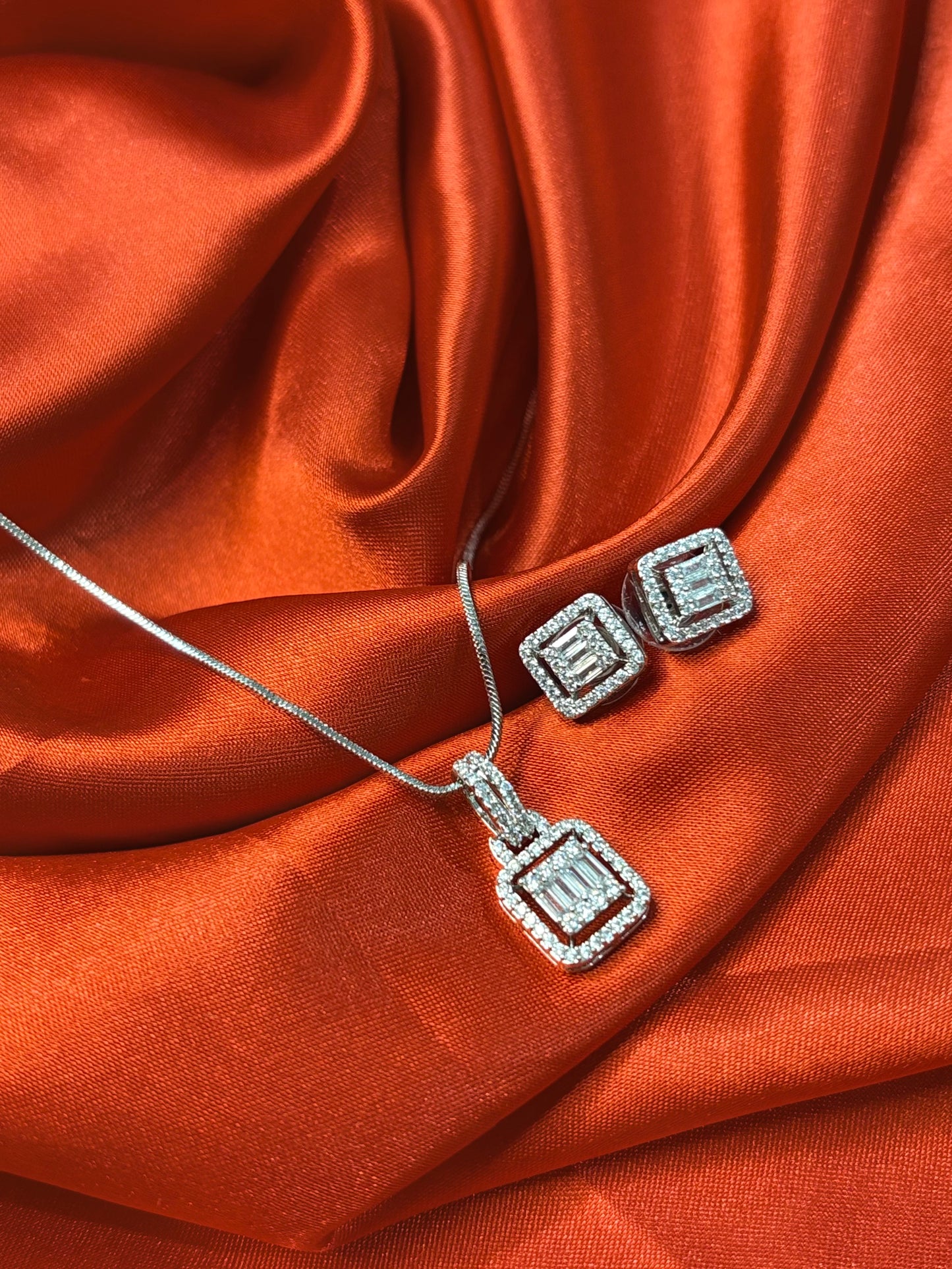 CRYSTAL SQUARE COMBO WITH EARRING