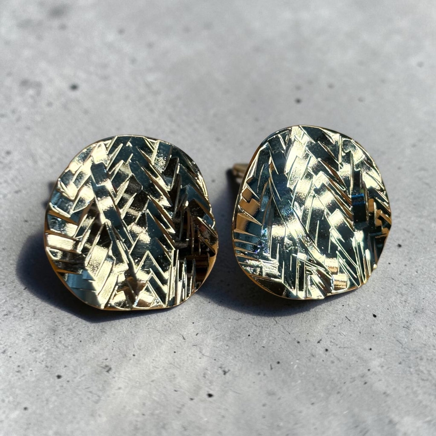 TEXTURED ROUND STUD