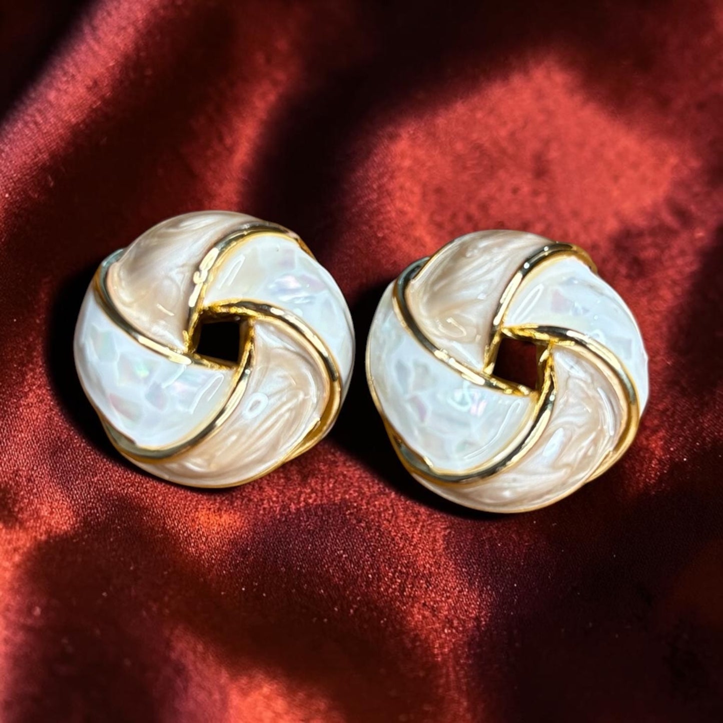 SWIRL KNOT BROOCH STUD