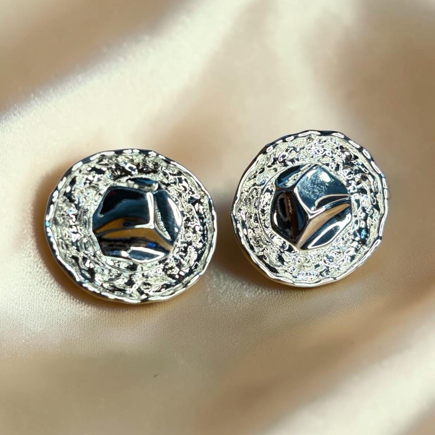 Textured round button studs