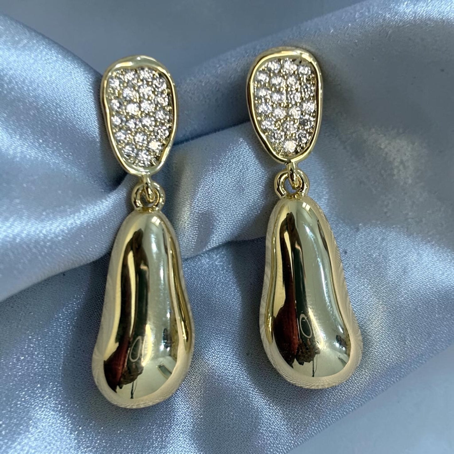 POLISHED GOLD TONE METAL DROP
