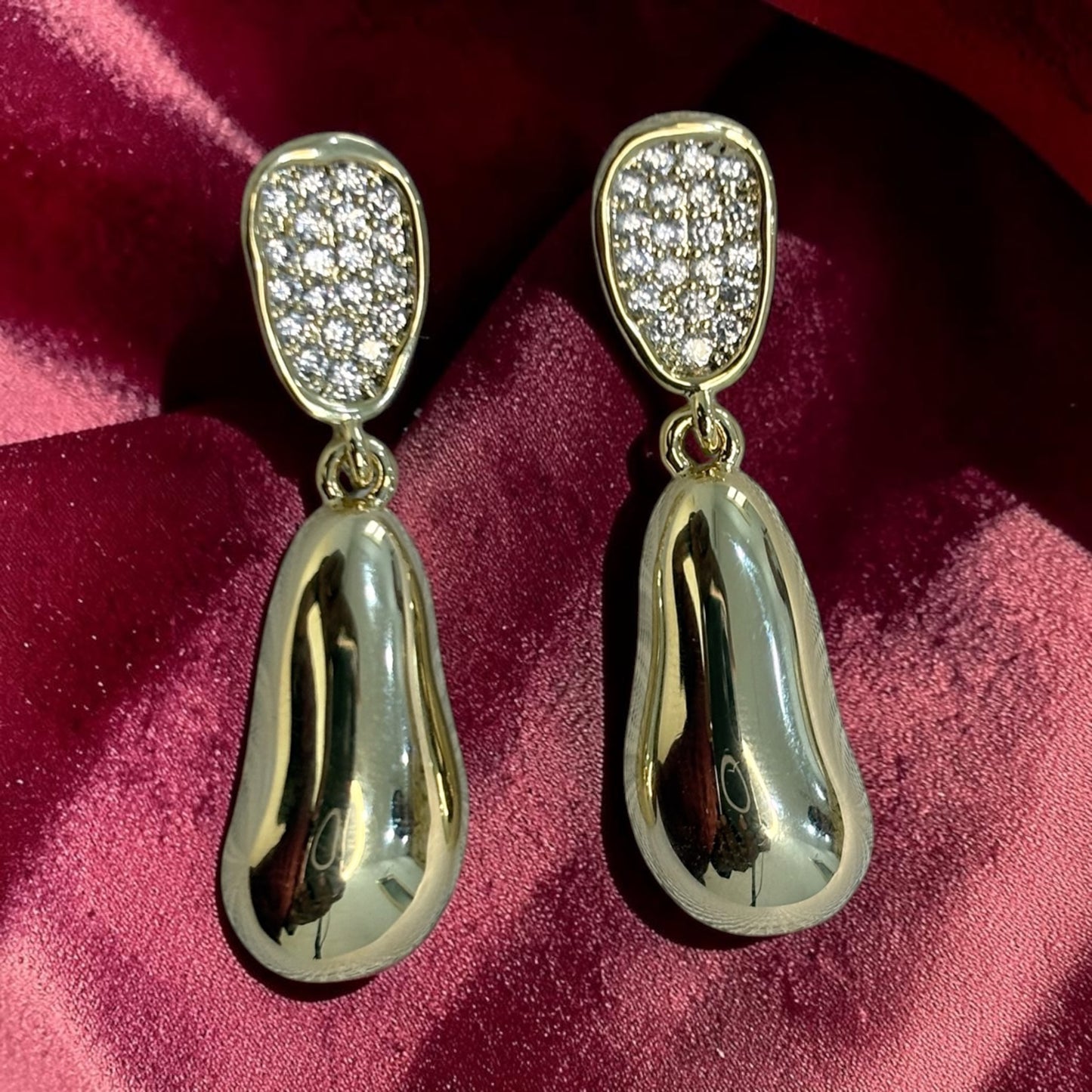 POLISHED GOLD TONE METAL DROP