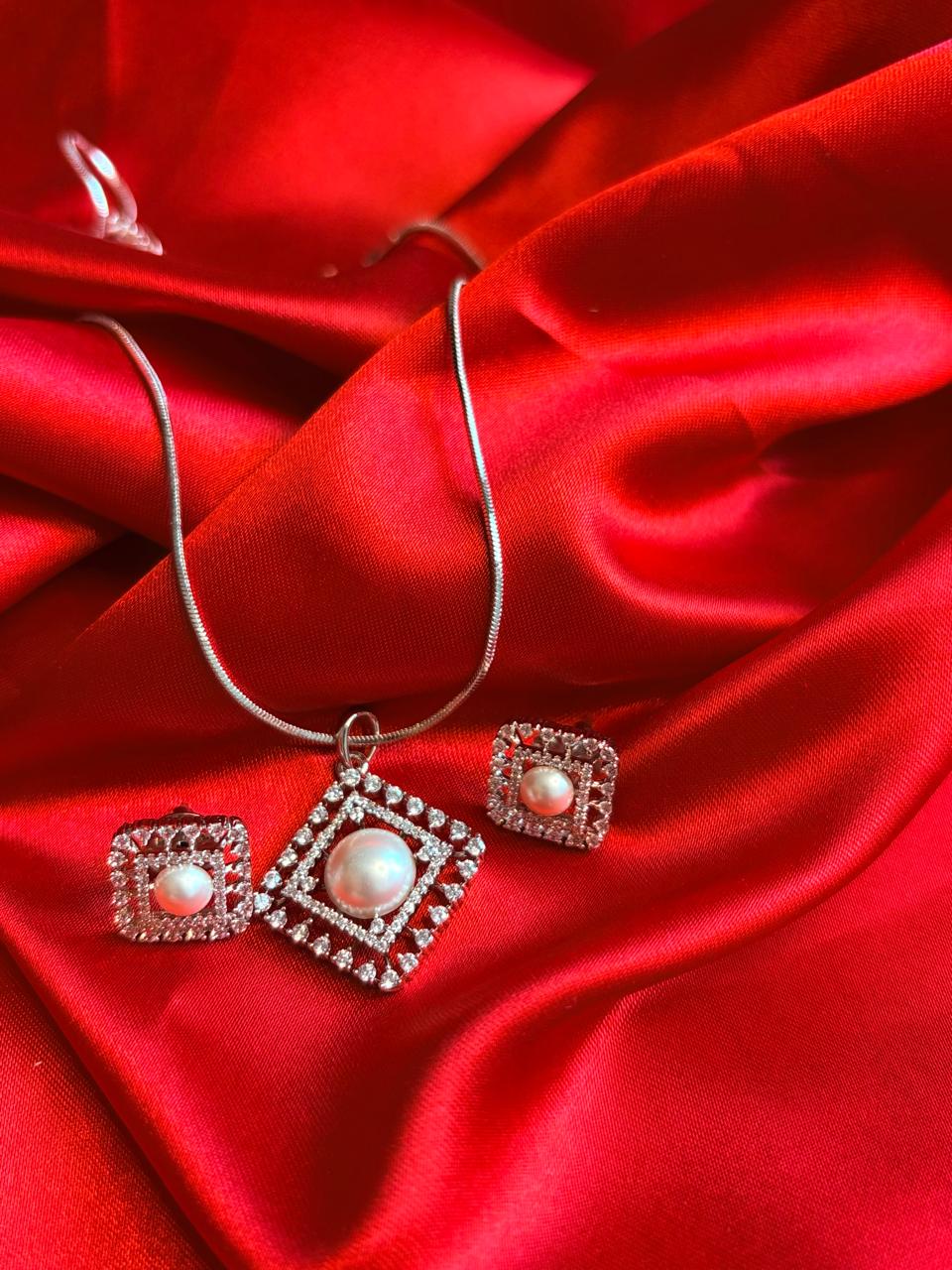 HALO SQUARE COMBO WITH EARRING