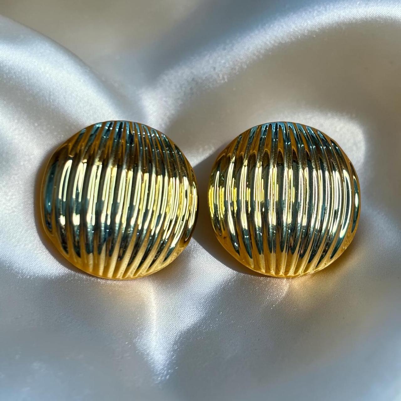 RIBBED DOME STUD