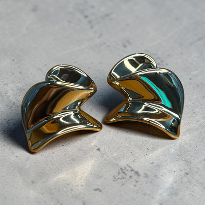 ABSTRACT TWISTED RIBBON STUD