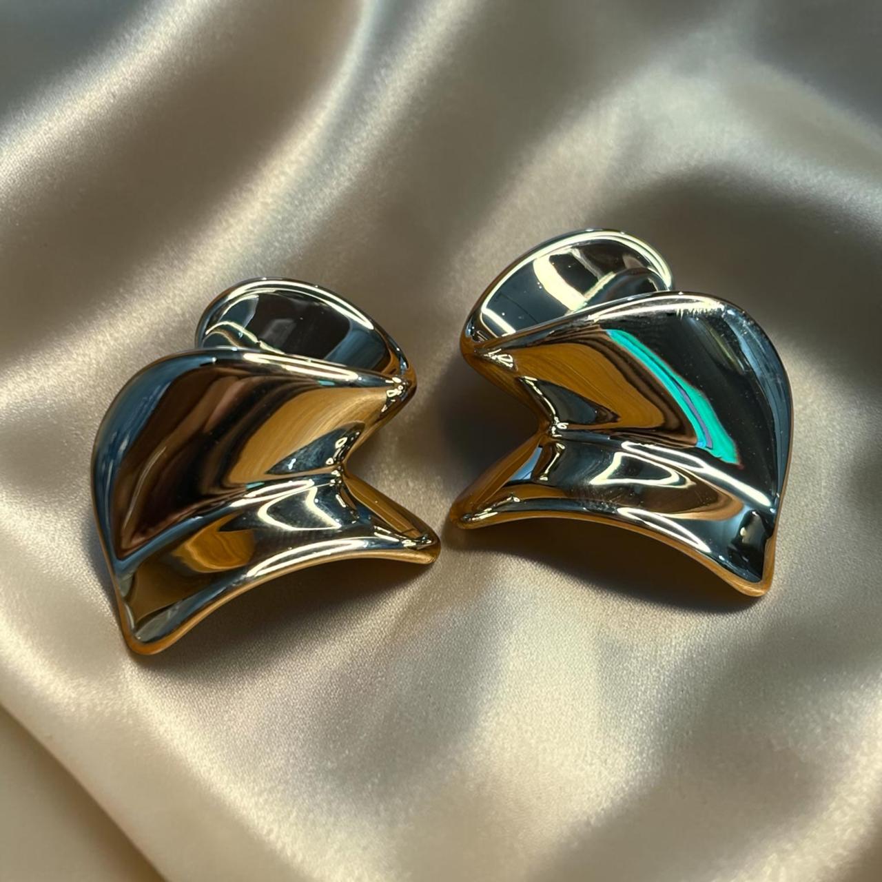 ABSTRACT TWISTED RIBBON STUD
