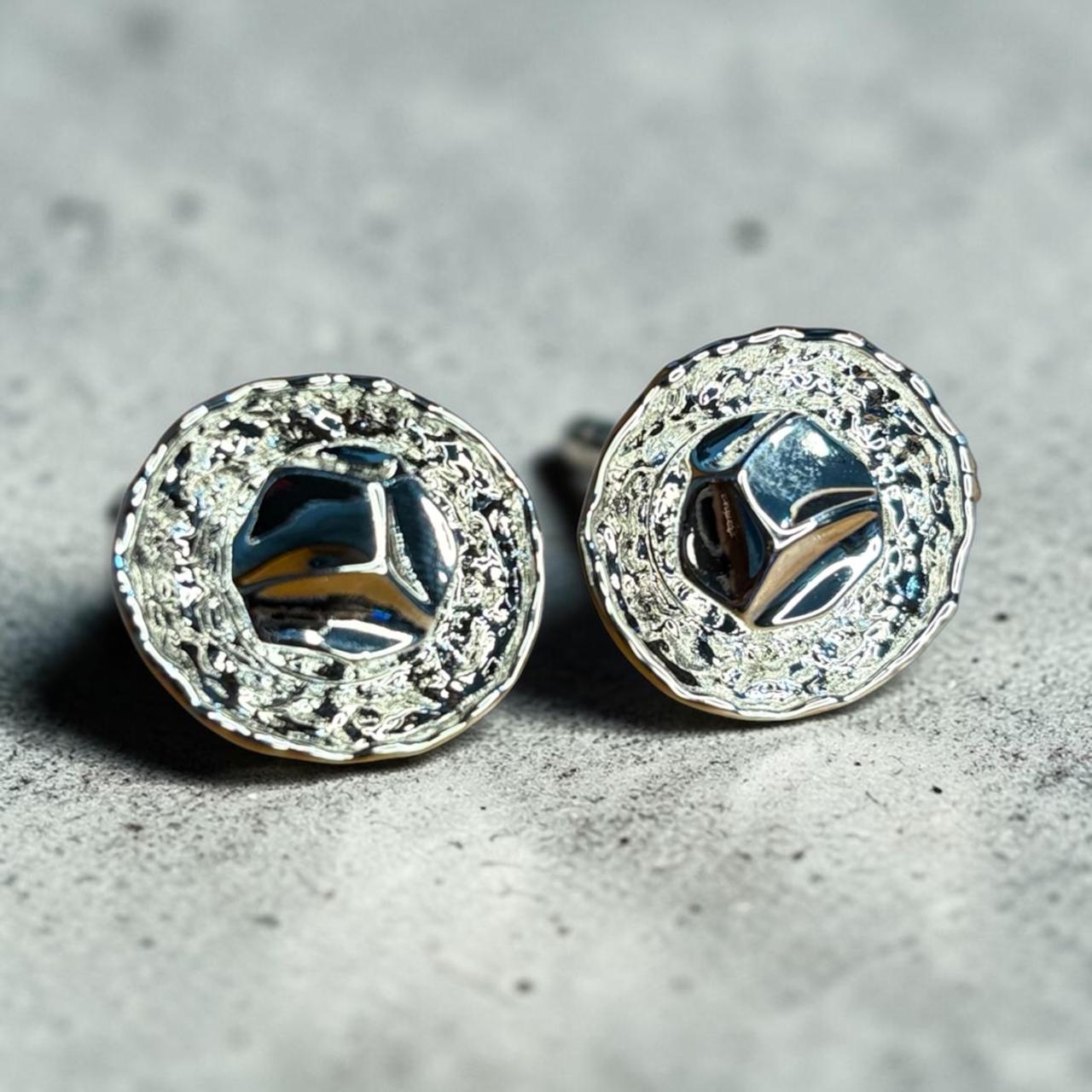 Textured round button studs
