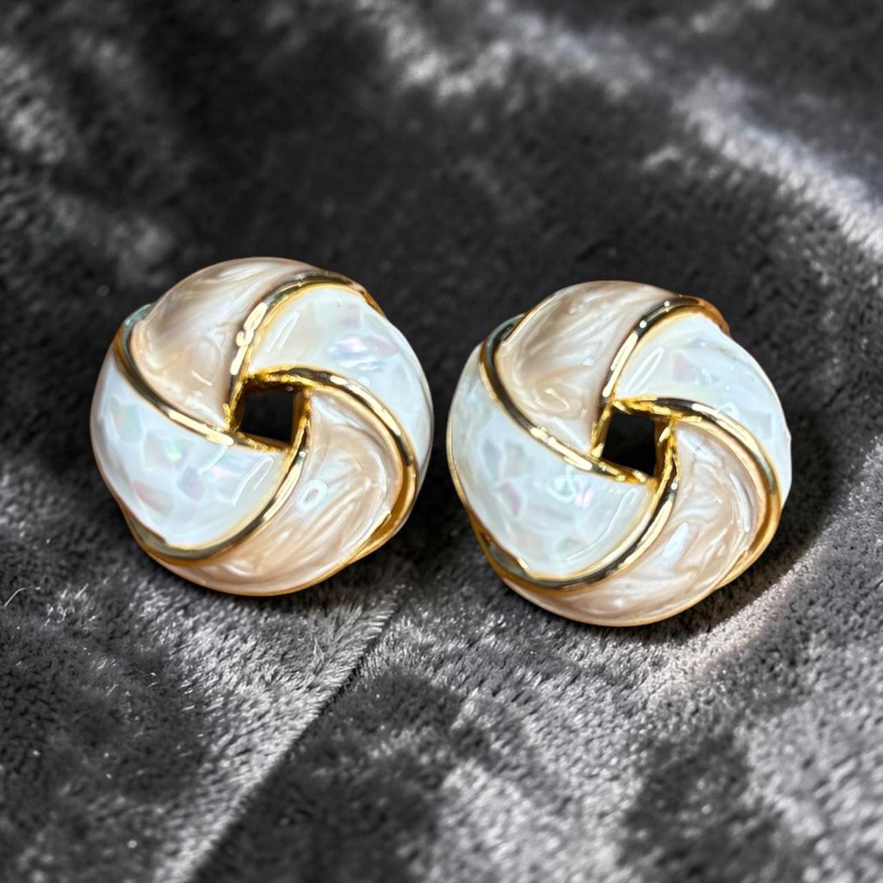 SWIRL KNOT BROOCH STUD